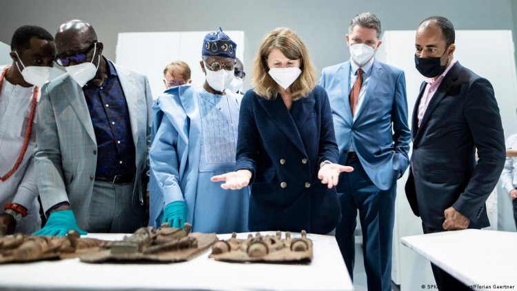 Des bronzes de l'Empire du Benin volés par des soldats britanniques il y a 125 ans rendus au Nigéria par l'Allemagne