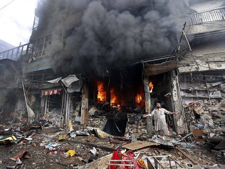 L'horreur à Peshawar : une explosion dévaste une mosquée, faisant 28 morts
